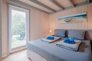 Schlafzimmer 1 (Erdgeschoss, mit Blick in den Garten, in teilen - auf den See)