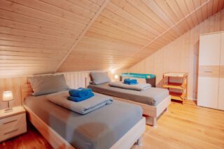 Schlafzimmer 3 mit Kinderbett & Wickeltisch