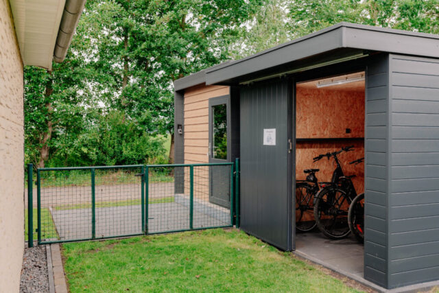 Große hauseigene Fahrradhütte mit Steckdosen für Ihre mitgebrachten E-Bikes/ Fahrräder