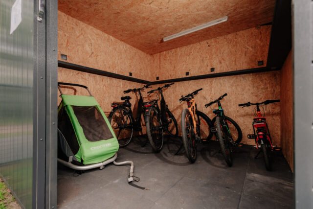 Innenbereich Fahrradhütte - Beispielfoto, für mögliche Nutzung (Fahrräder + Anhänger, stehen nicht zu Verfügung)