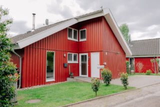 Frontseite Haus - mit 2 Parkplätzen (Pflasterfläche) Viele Weitere Parkplätze in 2 Minuten Entfernung.