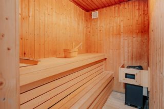 Sauna Innenbereich inkl. Kopfstütze, Thermometer, Aufgusseimer (Aufgussduft, steht kostenfrei - zu Verfügung)
