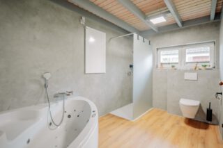 Whirlpool, Dusche + Toilette (Ebenfalls, mit im Bad integriert)