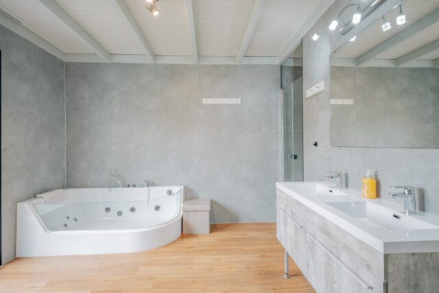 Bad 1, mit Whirlwanne, Dusche usw. sowie direktem Zugang zur Sauna