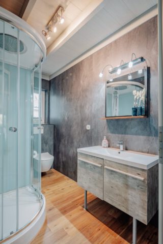 Bad 2: ausgestattet mit Dusche, WC, Wachbecken, Spiegel