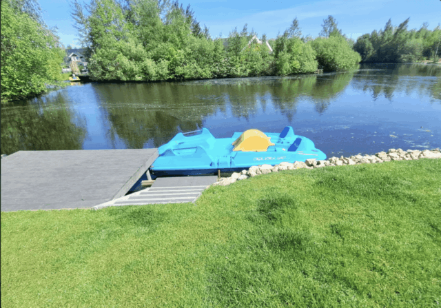Steg mit hauseigenem Tretboot
